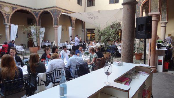 Restaurant-Terrasse mit Gästen im Innenhof in Nürnberg